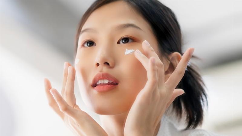 Một người đang thoa kem thử lên vùng da nhỏ trên tay, minh họa tầm quan trọng của việc kiểm tra phản ứng da trước khi dùng kem ốc sên