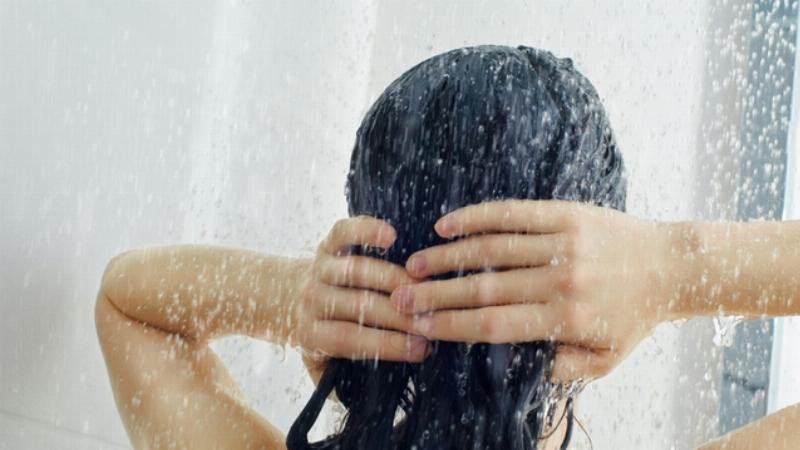 Ảnh cận cảnh bàn tay massage nhẹ nhàng da đầu khi sử dụng dầu gội, minh họa kỹ thuật gội đúng.