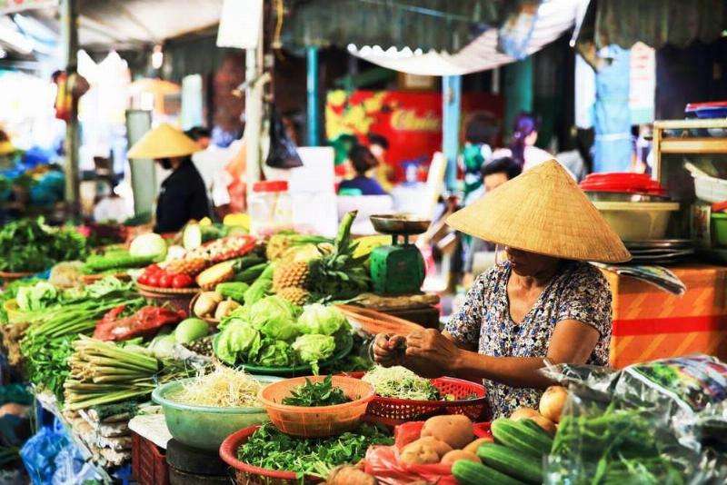 Đường Lê Văn Quới Quận Bình Tân TP Hồ Chí Minh vào buổi chiều tấp nập người qua lại
