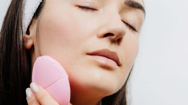 Tránh những sai lầm phổ biến khi sử dụng sữa rửa mặt acne