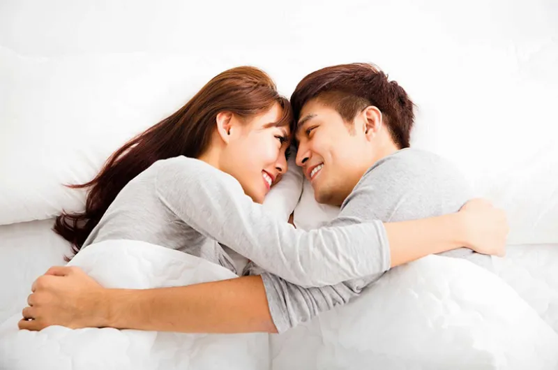 Hình ảnh minh họa cân bằng giữa lợi ích (thư giãn, kết nối cơ thể) và lưu ý (vệ sinh, lắng nghe cơ thể) khi sử dụng máy mát xa vùng kín.
