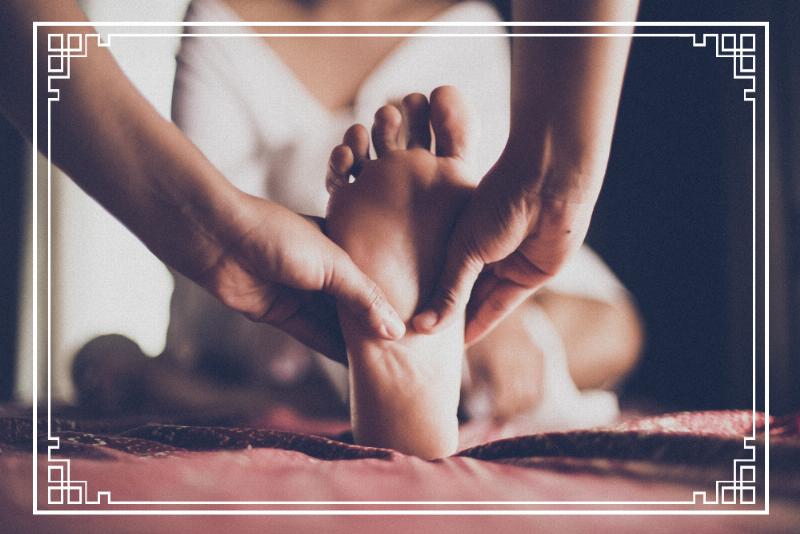 Một người đang ngồi thiền hoặc thư giãn sau khi gội đầu massage, thể hiện sự kết hợp giữa liệu pháp và lối sống lành mạnh