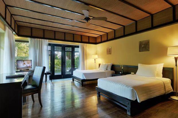 Hình ảnh một người đang nằm thư giãn trong phòng massage quận 9 với ánh sáng dịu nhẹ.