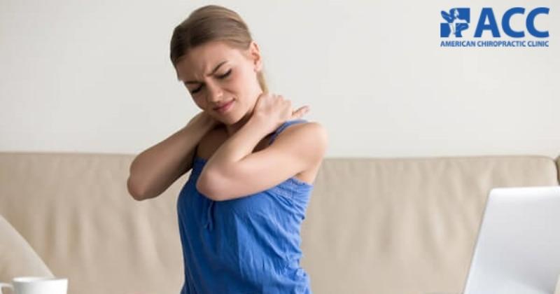Minh họa kỹ thuật massage thể thao đang được thực hiện trên cơ bắp chân của một vận động viên, nhấn mạnh việc phục hồi và giảm đau sau tập luyện tại Quảng Ngãi