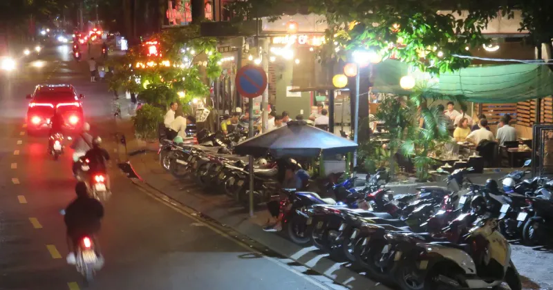 Người dân đi bộ trên vỉa hè đường Lê Văn Quới