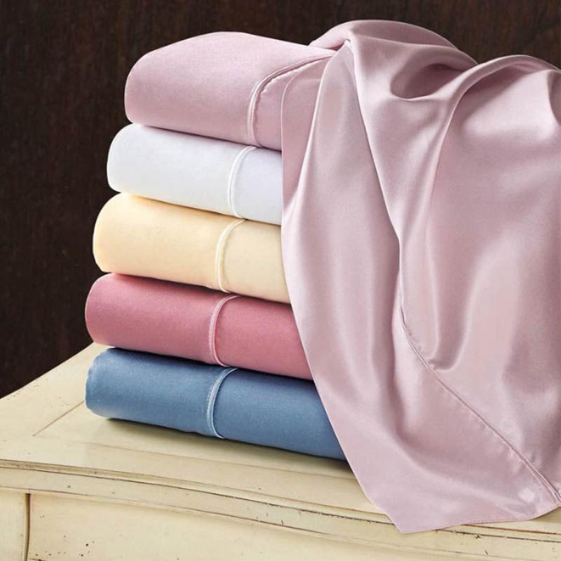 Hình ảnh cận cảnh hàng mi nối sử dụng chất liệu tơ lụa hoặc sợi tổng hợp cao cấp, thể hiện độ mềm mại và tự nhiên.