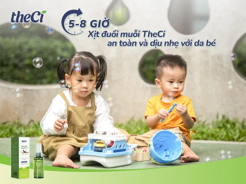 Hình ảnh cửa hàng mẹ và bé với kệ trưng bày các sản phẩm chống muỗi, thể hiện địa điểm mua sắm uy tín và chuyên biệt cho sản phẩm xịt muỗi cho bé.