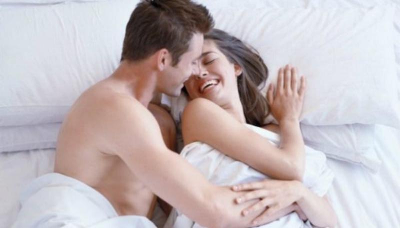 Hinh anh hinh anh minh hoa su quyen ru bi an cua nuoc hoa Black Opium nu voi nguoi phu nu che khuat mat va chai nuoc hoa lap lanh