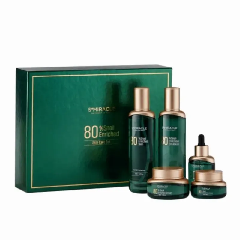 Con ốc sên đang bò trên lá xanh, thể hiện nguồn gốc tự nhiên của thành phần chính trong kem ốc sên Hàn Quốc