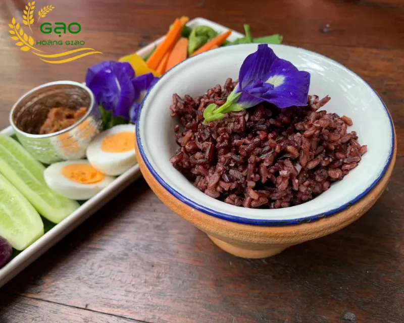 Phân biệt bột cám gạo tẻ và cám gạo lứt dựa trên màu sắc và nguồn gốc hạt lúa.