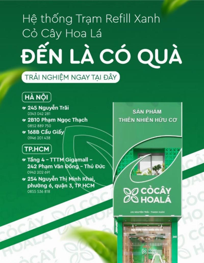 Hình ảnh so sánh chất lượng lông của hai cây cọ trang điểm, một cây lông mềm mượt và một cây lông thô xơ