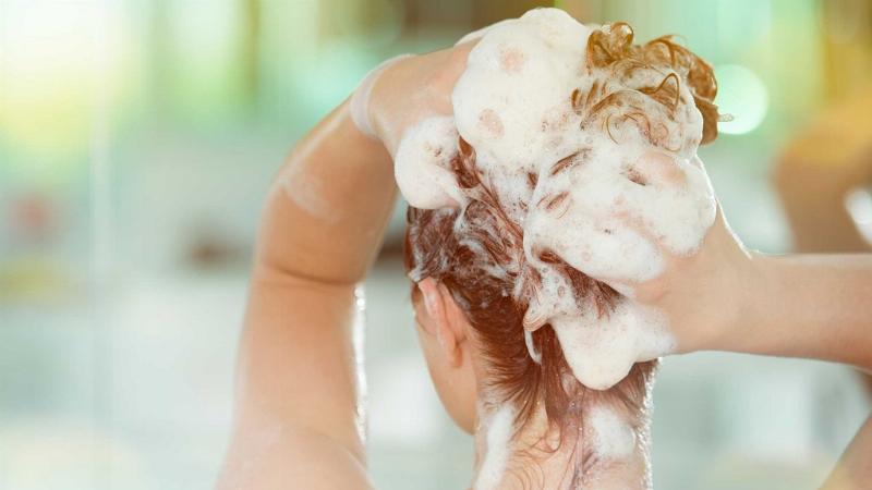 Hình ảnh so sánh chi tiết giữa chai dầu gội Tresemme đỏ thật và giả, chỉ rõ các điểm khác biệt về bao bì, tem nhãn, chất liệu vỏ chai và màu sắc/độ sánh của dung dịch bên trong