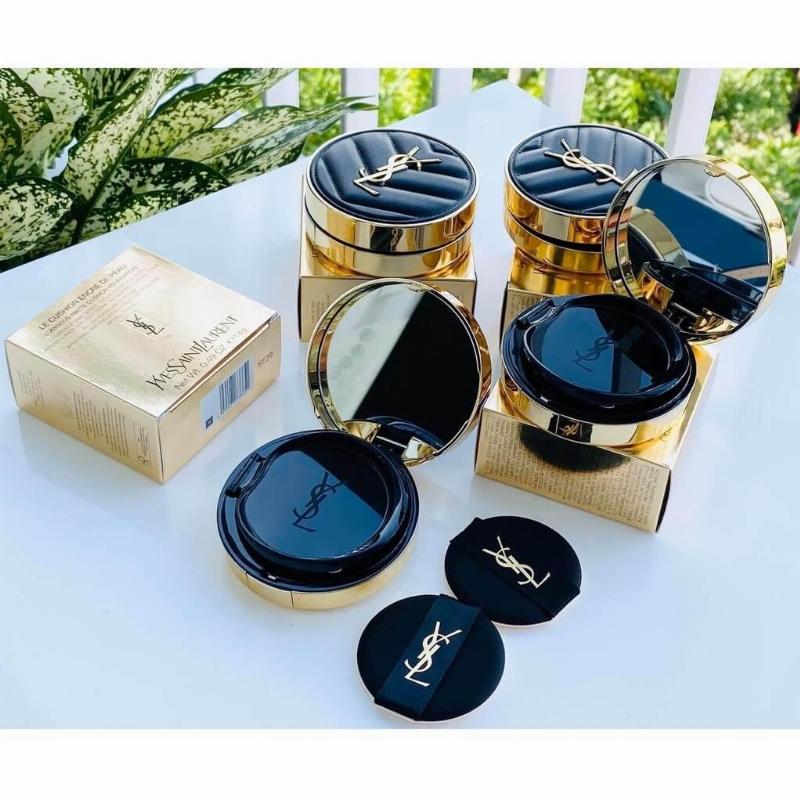 Người có làn da dầu sử dụng phấn nước YSL All Hours Cushion cho lớp nền lì mịn, không bóng dầu
