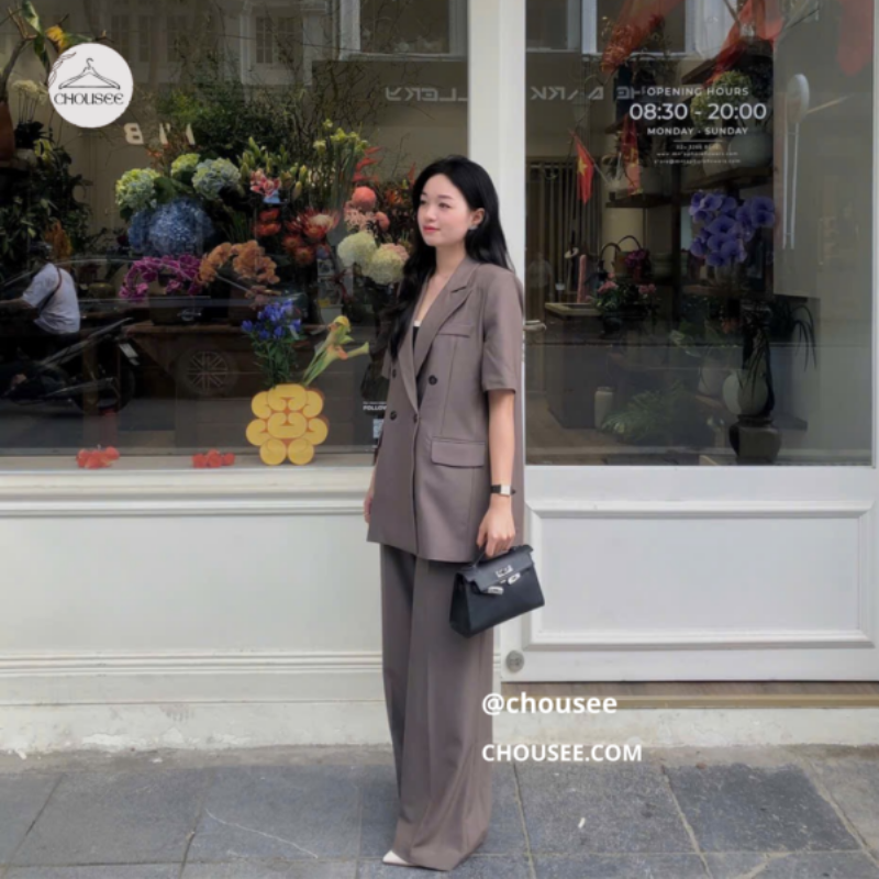 Outfit công sở thanh lịch với mẫu quần ống suông vải tây, áo sơ mi và blazer
