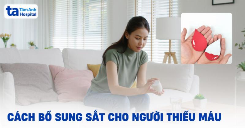 Hình ảnh một phụ nữ mang thai đang tìm hiểu thông tin sức khỏe trên điện thoại, gợi ý về sự cẩn trọng khi dùng hoạt huyết dưỡng não trong thai kỳ
