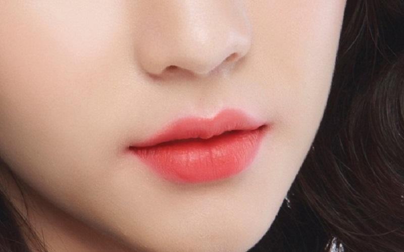 Phun môi màu đỏ cam - sắc môi quyến rũ tươi trẻ được ưa chuộng hiện nay
