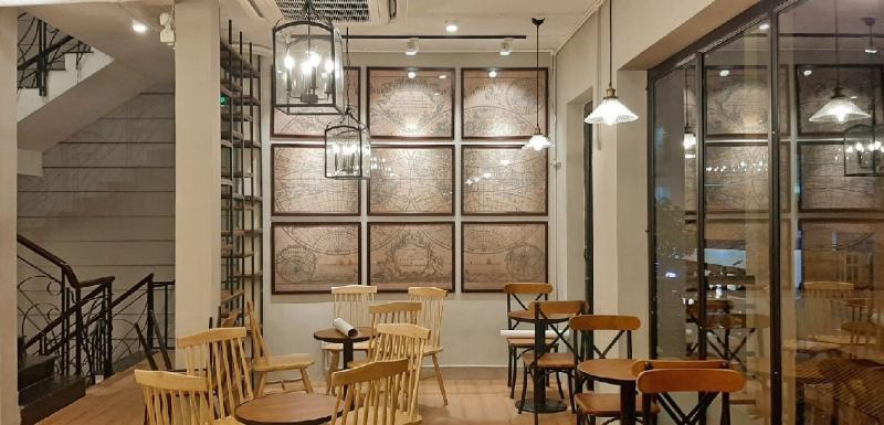 Một quán ăn vỉa hè tấp nập khách trên đường Phan Huy Ích Quận Gò Vấp vào buổi tối, ánh đèn vàng chiếu sáng.