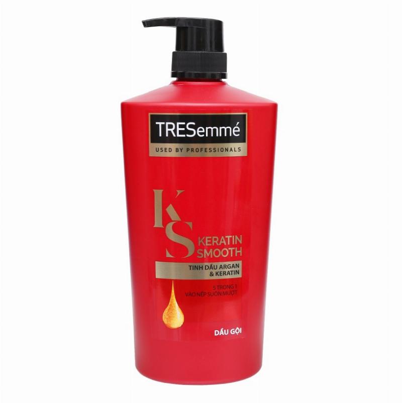 Hình ảnh trước và sau khi sử dụng dầu gội Tresemme đỏ Keratin Smooth trên mái tóc xơ rối, thể hiện rõ sự khác biệt về độ mượt, suôn và vào nếp