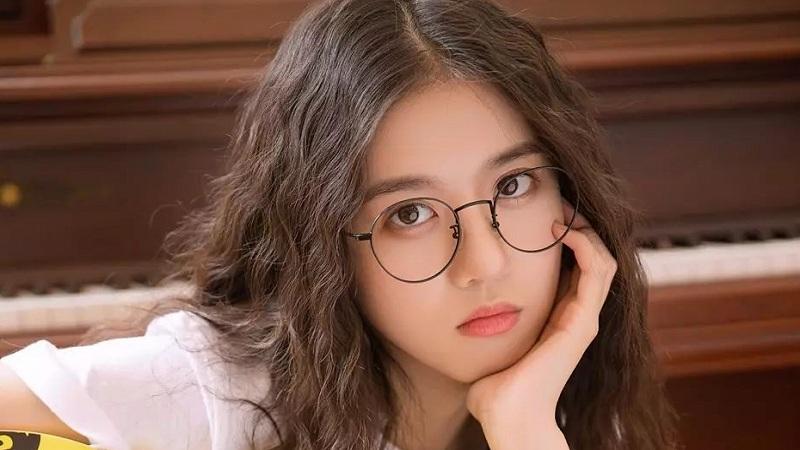 Hinh anh nguoi dung dang cham soc toc bang dau goi Tsubaki va ket qua toc dep
