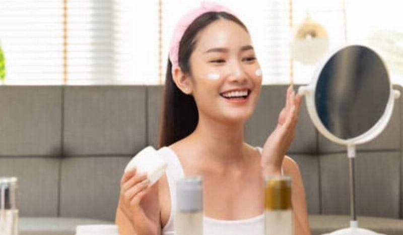 Minh họa các bước trong một routine chăm sóc da hàng ngày bao gồm làm sạch, serum, dưỡng ẩm và chống nắng để đạt được làn da trắng sáng