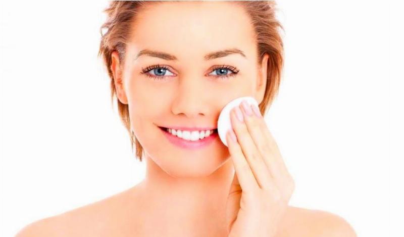 Hình ảnh minh họa routine chăm sóc da sáng và tối sau lăn kim với các bước cơ bản: làm sạch, serum, dưỡng ẩm, chống nắng.