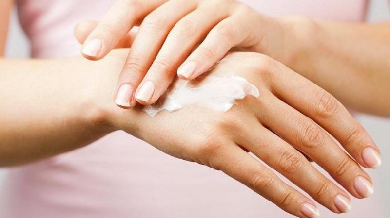 Bảng hoặc danh sách kiểm tra các bước skincare hàng ngày với các sản phẩm Olay trị nám đề xuất