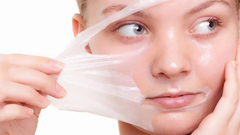 Người phụ nữ đang rửa mặt nhẹ nhàng sau khi lột bỏ mặt nạ lột