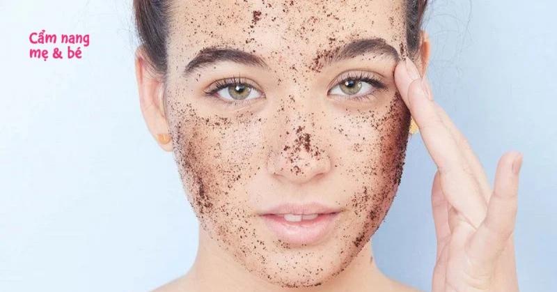 Bốn hình ảnh minh họa các loại tẩy da chết khác nhau: scrub vật lý, peeling gel, peeling liquid (acid), và mặt nạ đất sét