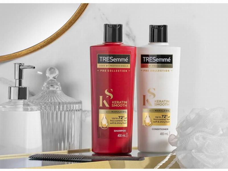 Hình ảnh so sánh hai chai dầu gội Tresemme màu đỏ (Keratin Smooth) và màu vàng (ví dụ: Salon Detox hoặc Repair & Protect 7), làm nổi bật sự khác biệt về màu sắc bao bì và tên dòng sản phẩm