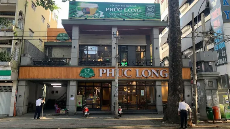 So sánh hai ly đồ uống từ Ngô Gia và Phuc Long, thể hiện sự khác biệt về màu sắc và phong cách trong menu hồng trà ngô gia