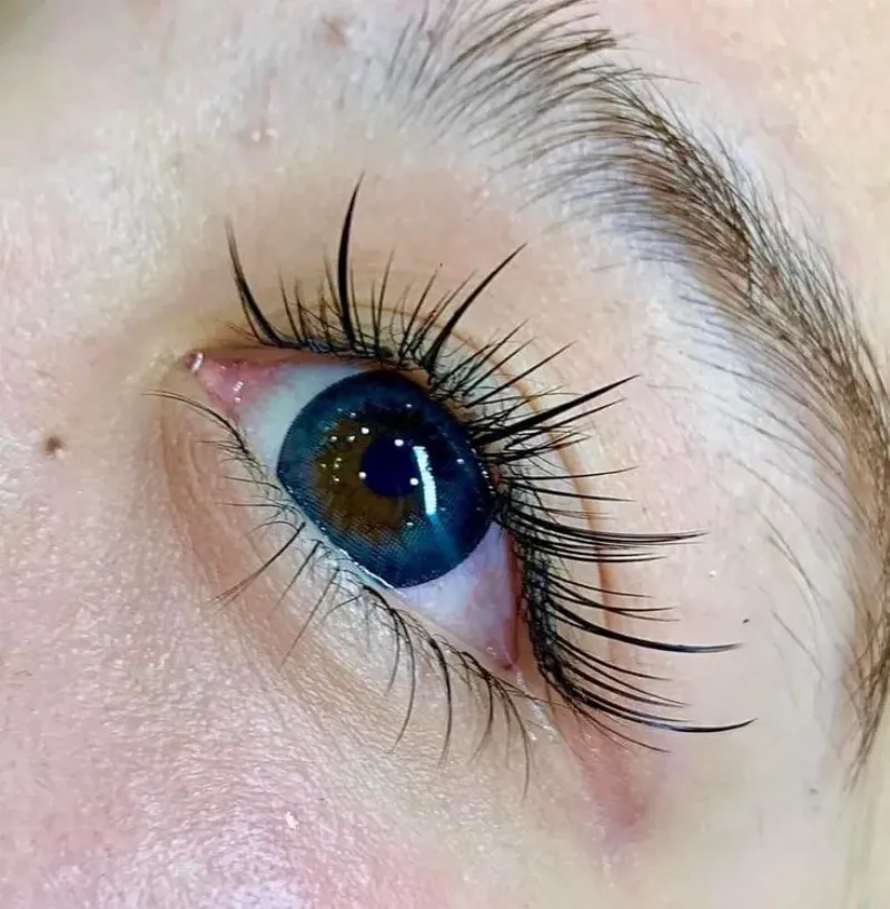 Hình ảnh so sánh hiệu quả của việc dùng mascara là gì, uốn mi và nối mi trên hàng mi thật, giúp người đọc dễ hình dung sự khác biệt.