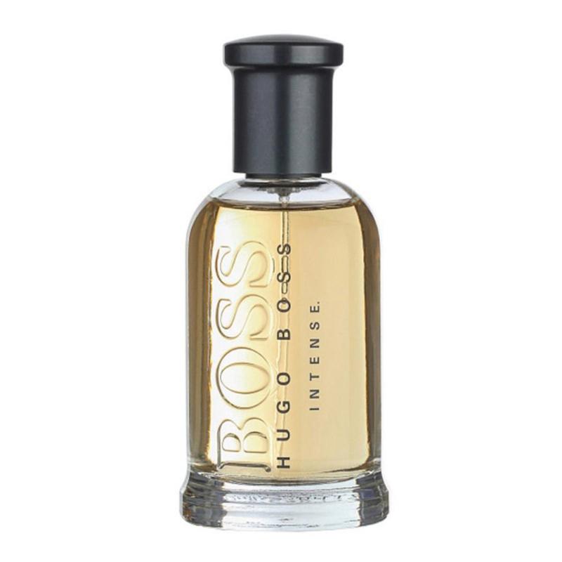 Bố cục sắp xếp các chai nước hoa YSL nam cùng với chai nước hoa nam của các thương hiệu nổi tiếng khác (Dior, Chanel, Tom Ford) để so sánh kiểu dáng và phân khúc