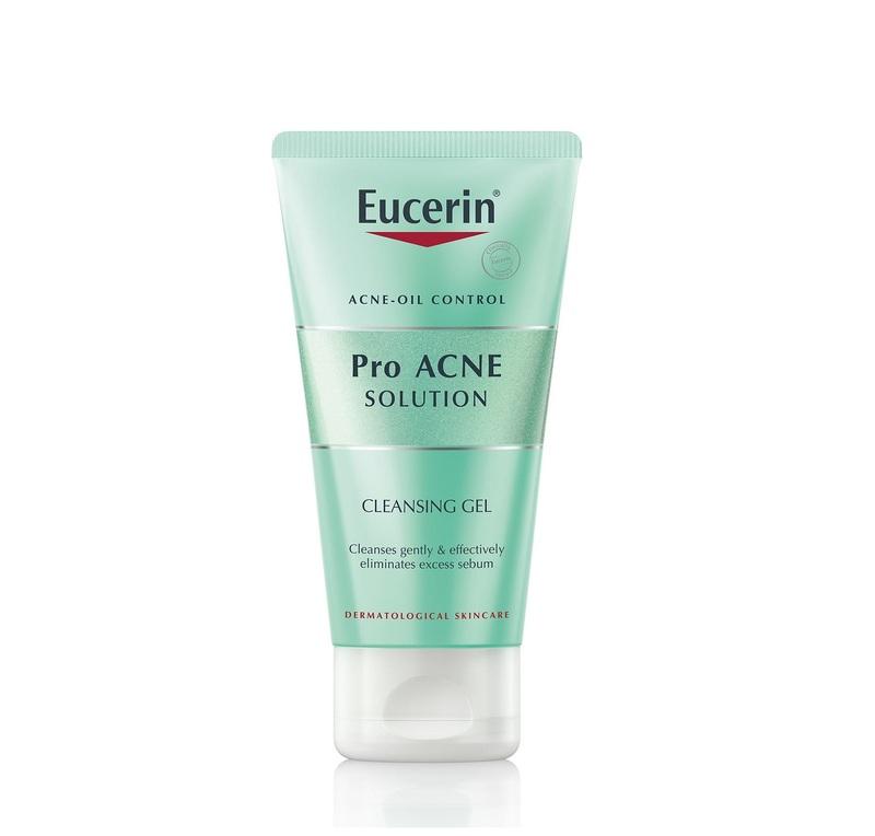 Hình ảnh đặt cạnh hai chai sữa rửa mặt CeraVe: Foaming Facial Cleanser (nhãn xanh lá/xanh dương nhạt) và Hydrating Facial Cleanser (nhãn xanh dương đậm), thể hiện sự khác biệt về màu sắc và tên gọi.