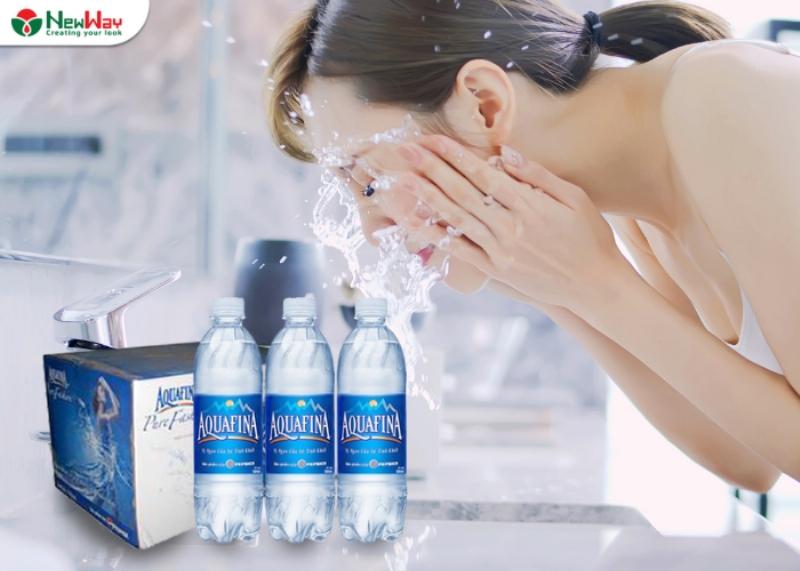 Hình ảnh minh họa so sánh các loại sữa rửa mặt từ Nhật Bản (tự nhiên, dịu nhẹ), Hàn Quốc (đa dạng, dưỡng ẩm), và Phương Tây (hoạt chất mạnh).