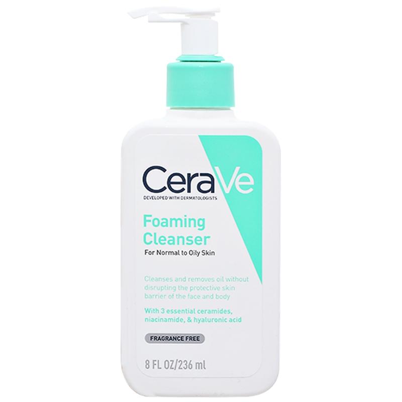 Hình ảnh một người đang rửa mặt bằng sữa rửa mặt tạo bọt, với chai CeraVe Foaming Facial Cleanser đặt gần đó, minh họa cách sử dụng sản phẩm.