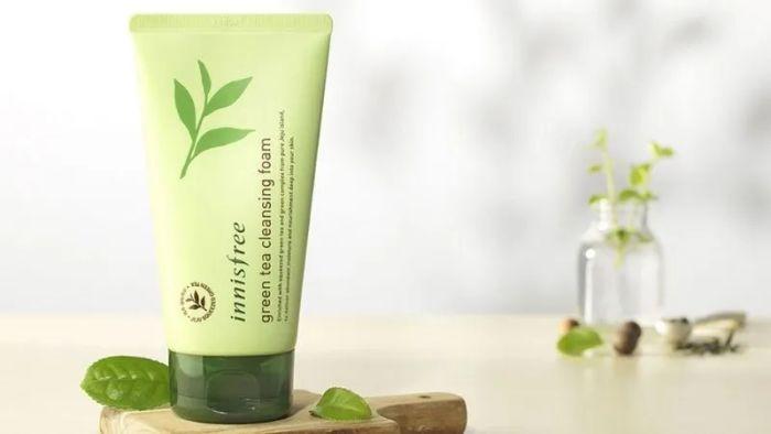 Sữa rửa mặt Innisfree trà xanh giúp làm sạch sâu, kiểm soát dầu nhờn hiệu quả cho da dầu mụn