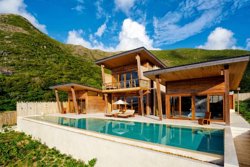 Hình ảnh minh họa sự bình yên và thư thái tinh thần sau khi đi spa (ví dụ: khuôn mặt rạng rỡ, biểu cảm an yên).