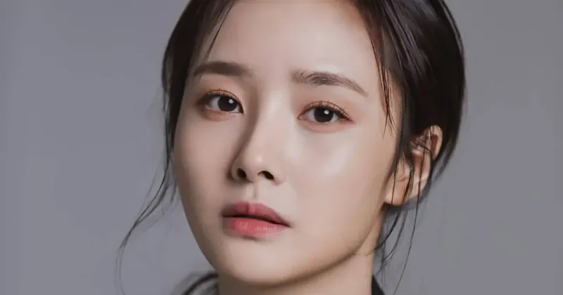 Hình ảnh một người đang dùng chì kẻ hoặc bột để định hình và làm đầy lông mày, tạo dáng tự nhiên, hài hòa.