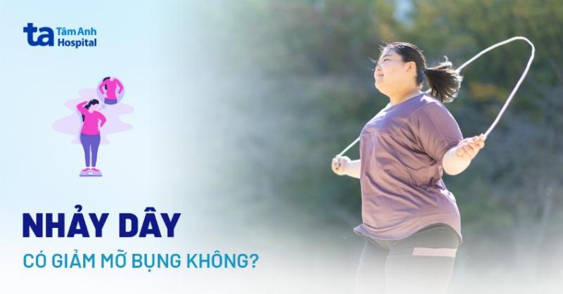 Một người đang thực hiện bài tập cardio kết hợp sức mạnh để đào thải mỡ bụng hiệu quả.