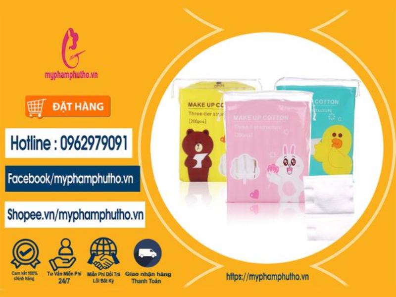Hình ảnh minh họa quá trình tẩy trang với bông tẩy trang thấm nước tẩy trang hoặc sáp tẩy trang, làm sạch lớp makeup.