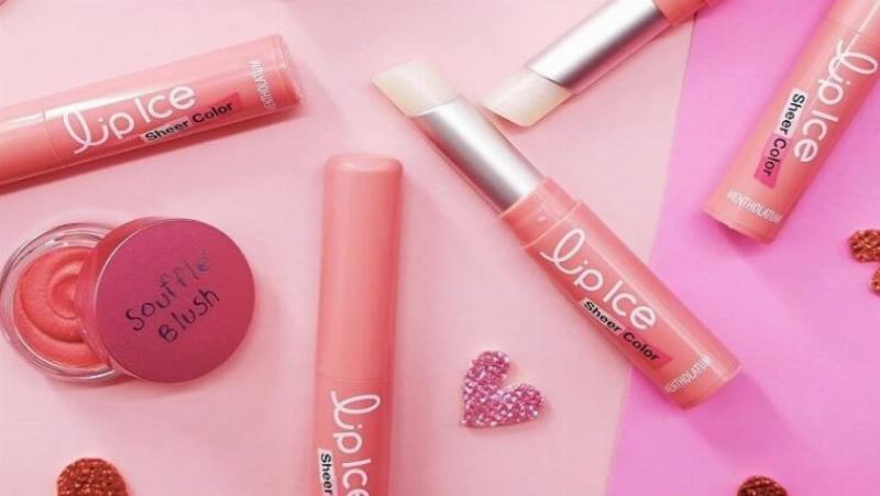 Hình ảnh cận cảnh kết cấu của son dưỡng Lipice, minh họa các thành phần dưỡng ẩm như Vitamin E, bơ hạt mỡ, giọt nước biểu tượng cho HA và biểu tượng tia nắng cho SPF