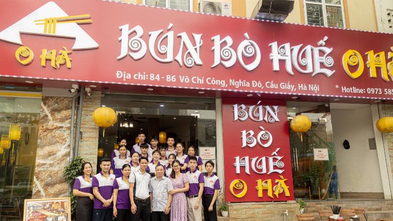Hình ảnh minh họa các thành phần phổ biến trong sữa rửa mặt Nhật Bản: lá trà xanh, hạt gạo, tinh chất ý dĩ, biểu tượng HA và collagen.