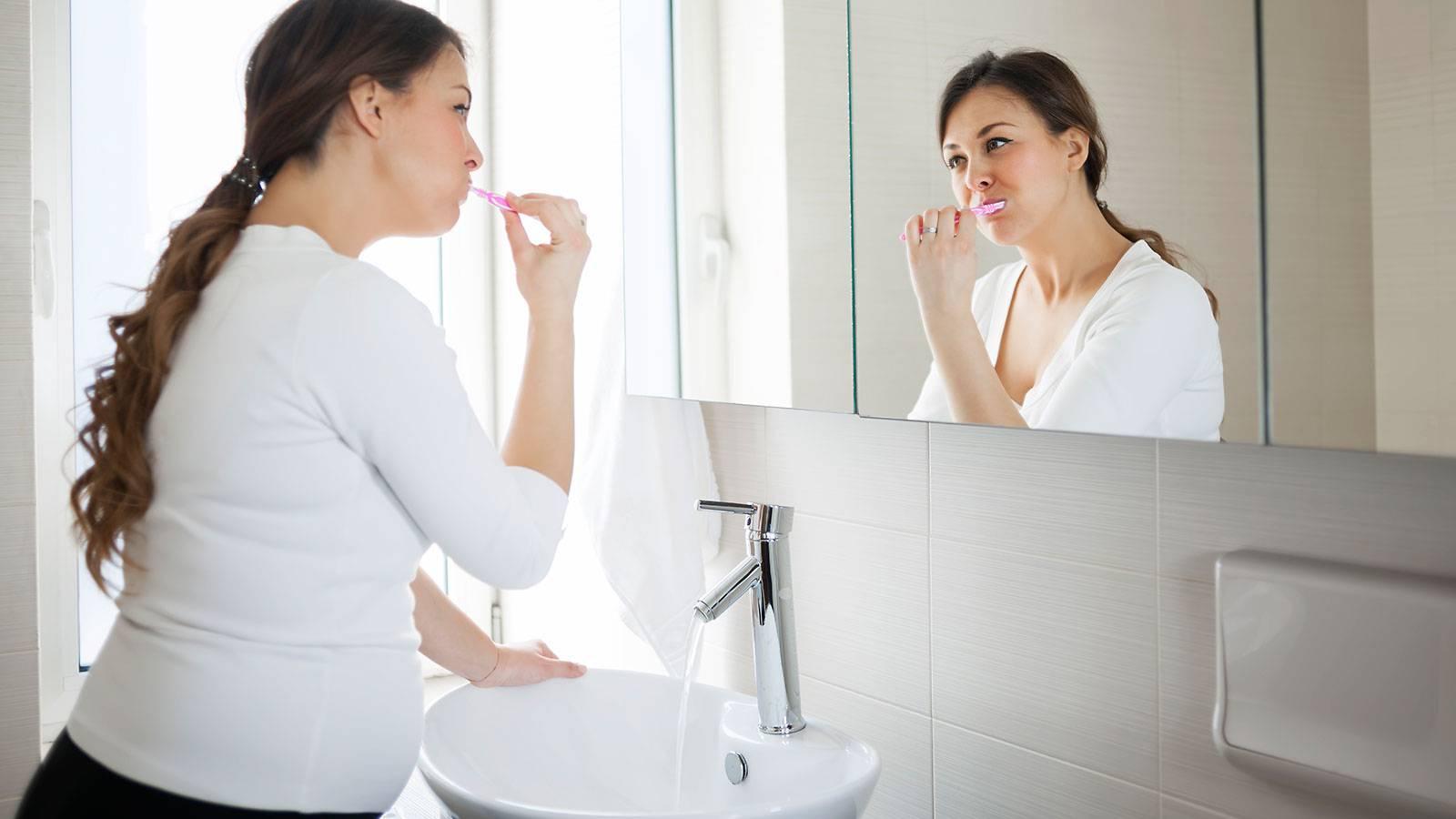 Hình ảnh minh họa các thành phần thảo dược tự nhiên như bạc hà, quế, đinh hương trong kem đánh răng Thái Dương