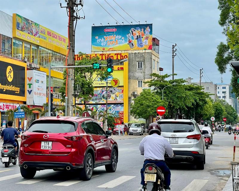 Một tấm pano quảng cáo ngoài trời với thiết kế tối giản, màu sắc nổi bật và thông điệp ngắn gọn, minh họa cách tạo nội dung ấn tượng cho quảng cáo pa la.