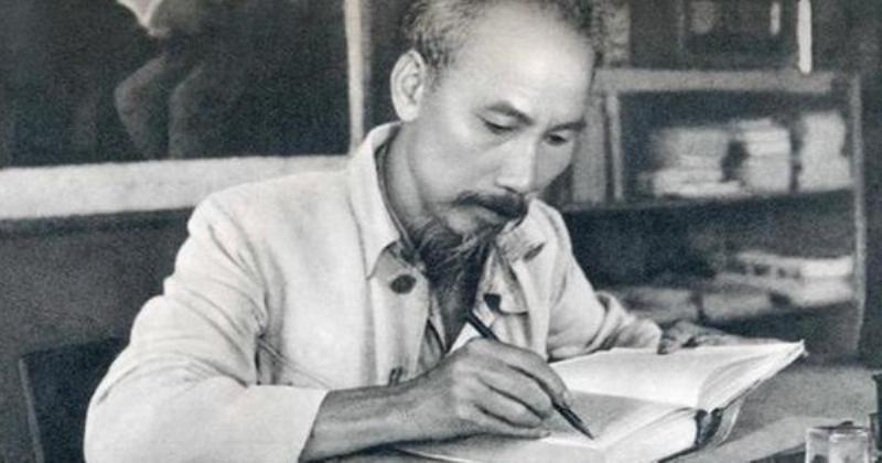 nguoi dang xem cac kieu toc tren mang xa hoi tim tiem toc gan day
