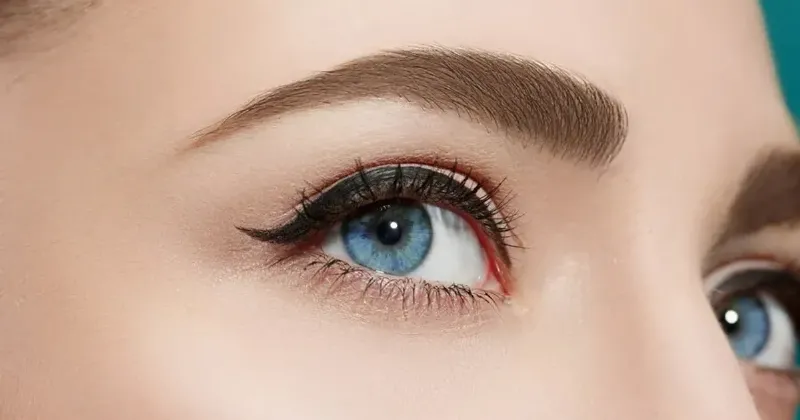 Hình ảnh cận cảnh vùng mắt đã được trang điểm nhẹ nhàng với phấn mắt tông tự nhiên, kẻ eyeliner mảnh và mascara.