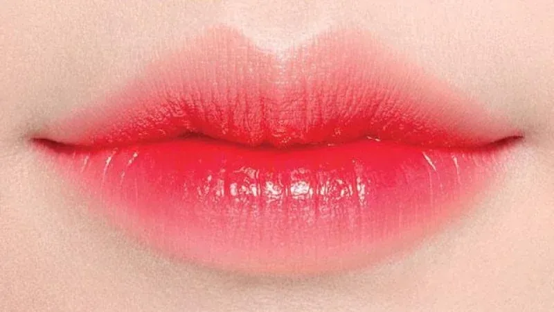 Hình ảnh cận cảnh đôi môi đang được tô son màu đẹp, viền môi rõ nét hoặc tán lòng môi mềm mại.