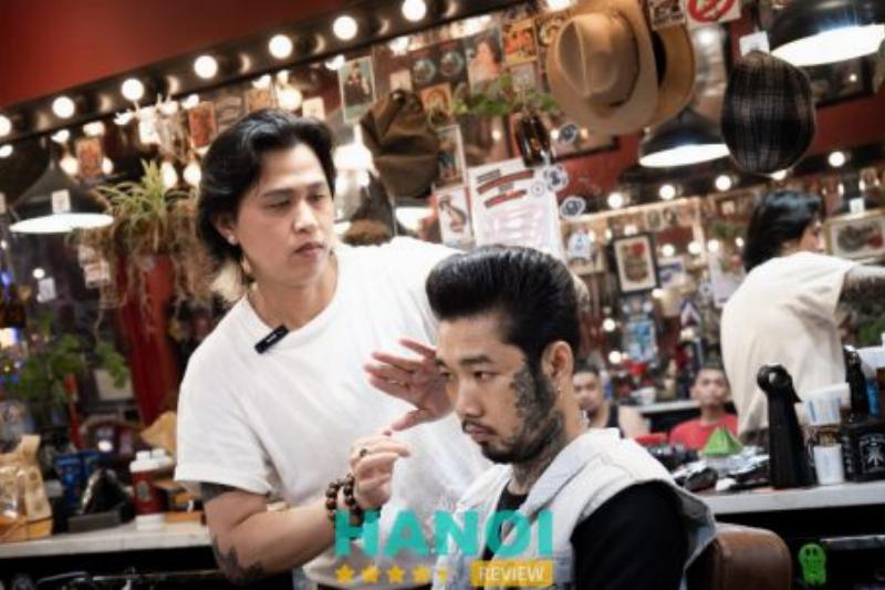 Một stylist đang lắng nghe và tư vấn cho khách hàng về kiểu tóc mong muốn tại một quán tóc gần đây, thể hiện sự giao tiếp cởi mở và chuyên nghiệp.