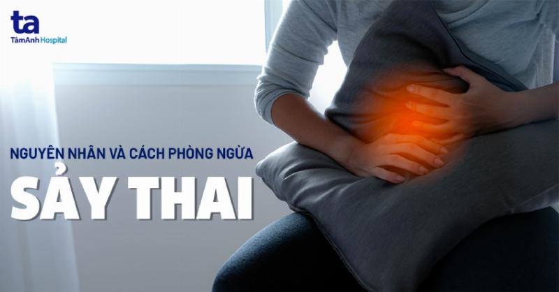 Một bác sĩ hoặc chuyên gia dinh dưỡng đang tư vấn cho một phụ nữ mang thai về thuốc dưỡng thai, cả hai đang nhìn vào viên thuốc hoặc bao bì