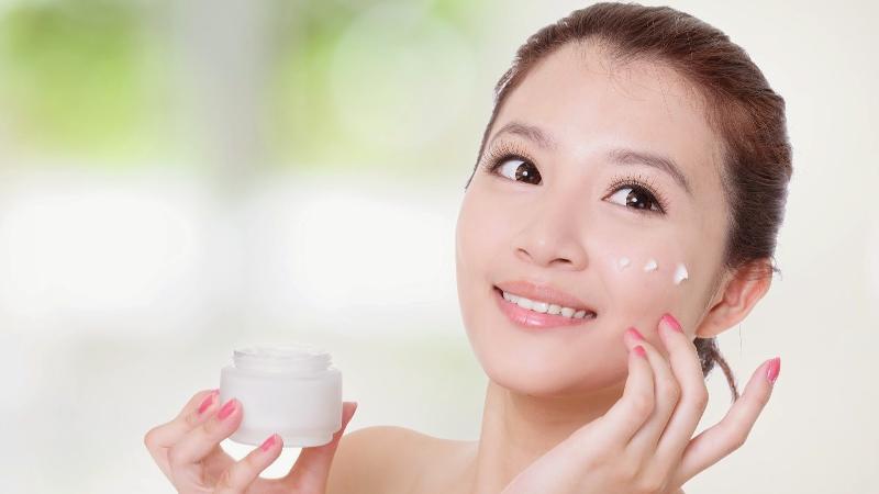 Hình ảnh so sánh đơn giản giữa ưu điểm (biểu tượng tích xanh) và nhược điểm (biểu tượng chữ X đỏ) của kem chống nắng Neutrogena
